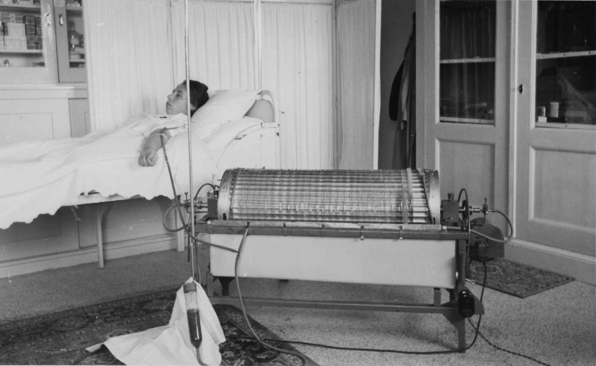 Nurse Maria ter Welle modeling the first artificial kidney