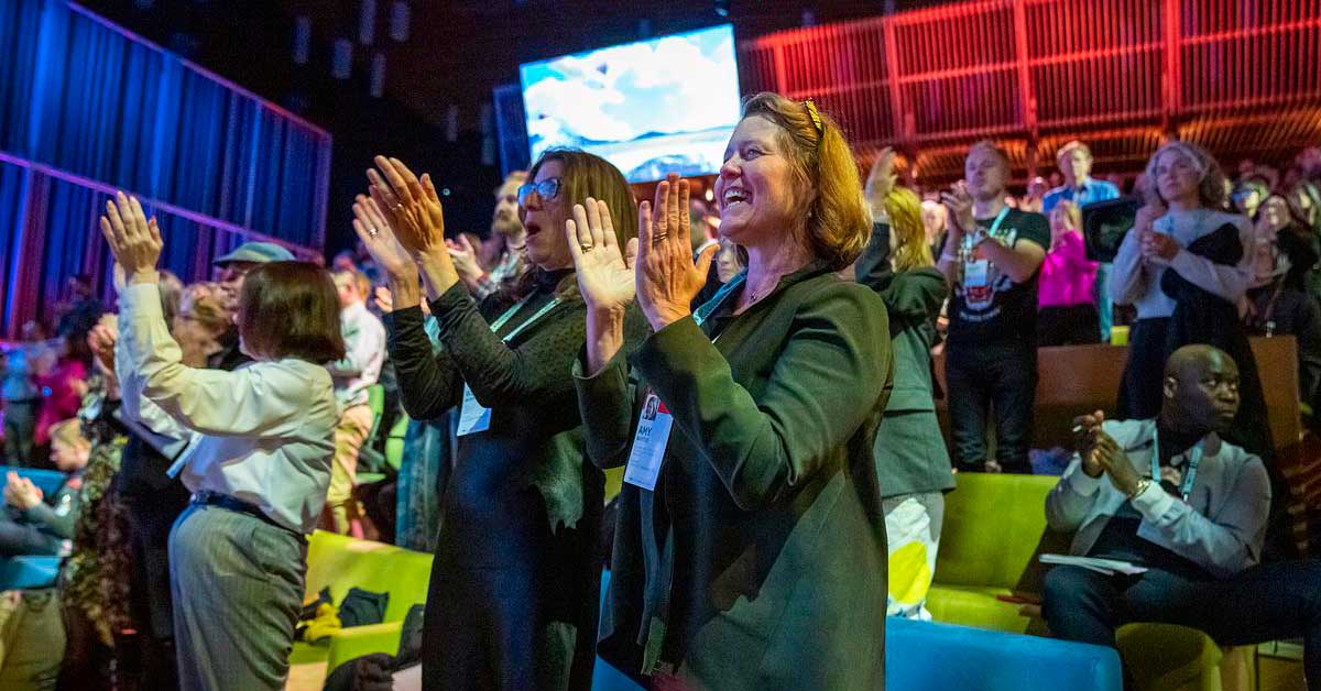 Crowd gives standing ovation at TED conference
